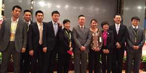 特樂意張宏宇和特樂意員工在高峰論壇會議現(xiàn)場合影